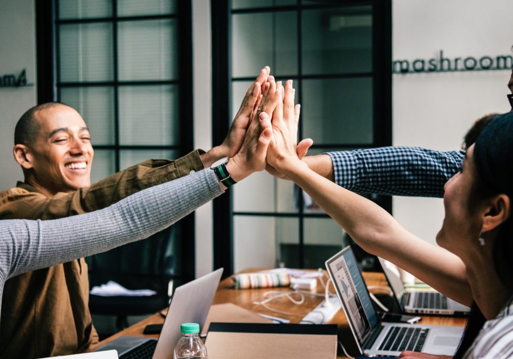 Aprendizagem por competências combina habilidades cognitivas, sociais, práticas e emocionais para o pleno desenvolvimento do estudante (Foto: Visual Hunt)