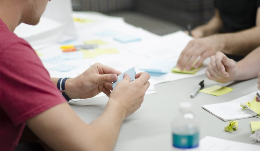 Aprendizagem em Pares é um modelo de ensino que faz os alunos se engajarem durante todo o processo (Foto: Pexels)