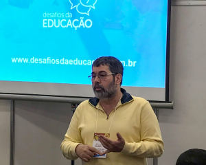 Foto acima: sessão de autógrafos da série desafios da educação. Da esq. para a dir.: Rui Fava, Thuinie Daros, José Moran e Lilian Bacich