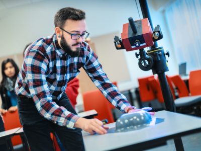 Aluno em laboratório da universidade Häme de Ciências Aplicadas, na Finlândia (Foto: Divulgação)