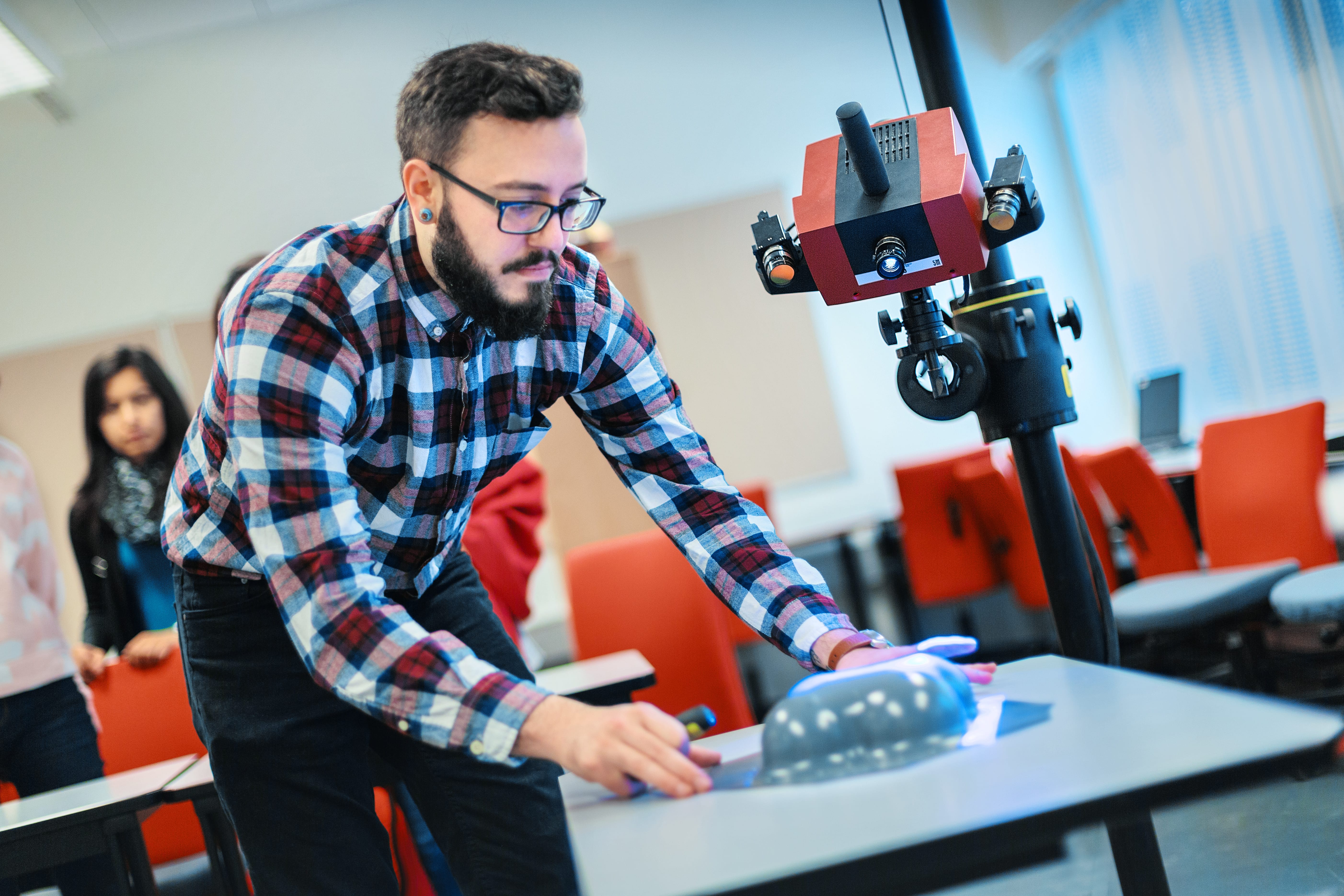 Aluno em laboratório da universidade Häme de Ciências Aplicadas, na Finlândia (Foto: Divulgação)