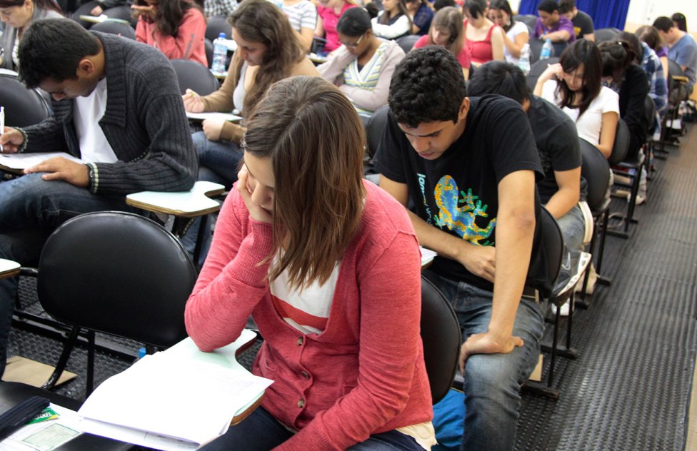 A desistência do Enem e o consequente adiamento da entrada no ensino superior pode ocasionar mudanças nas IES. Crédito: Reprodução/EBC.