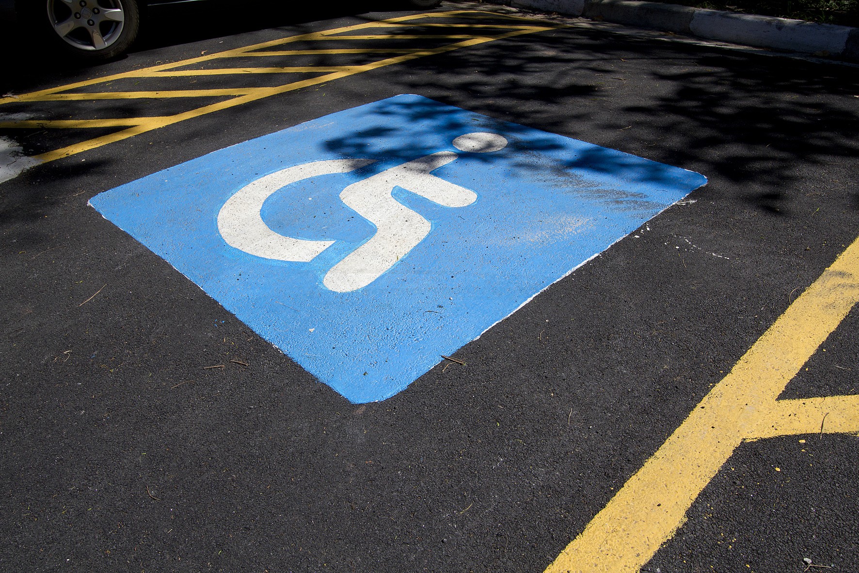 Estacionamentos devem ter lugares reservados a pessoas com deficiência motora. Crédito: Marcos Santos.