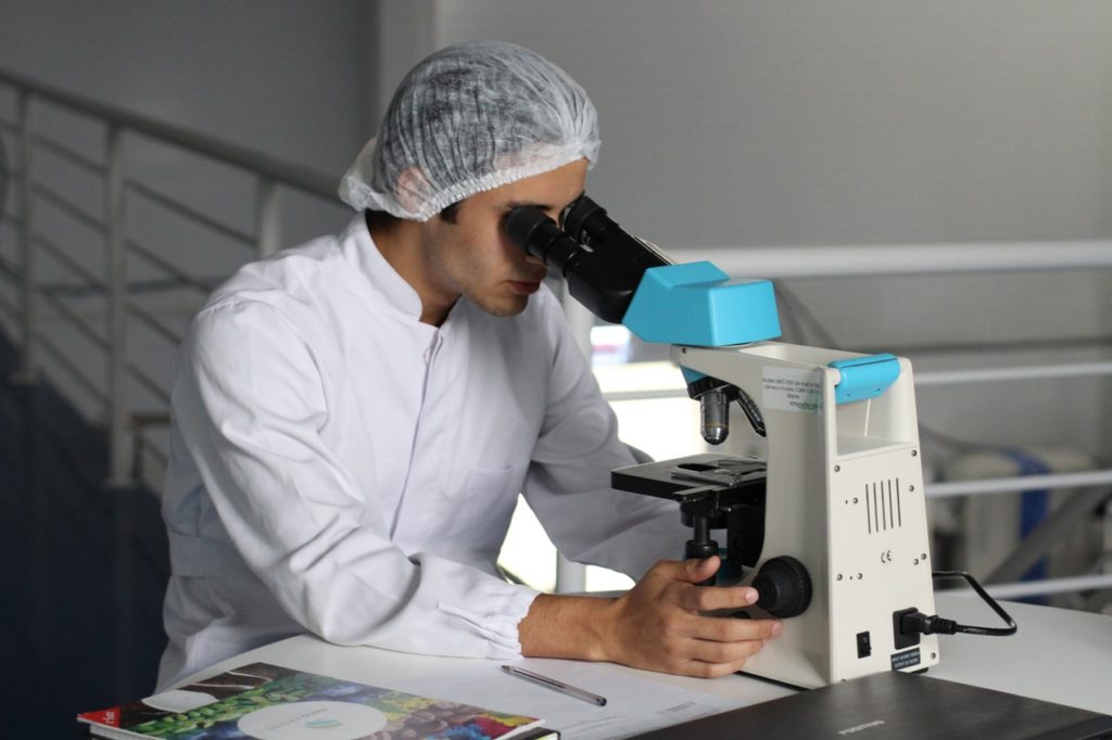 Cientistas contam os desafios em fazer ciência em casa. Crédito: USP Imagens.