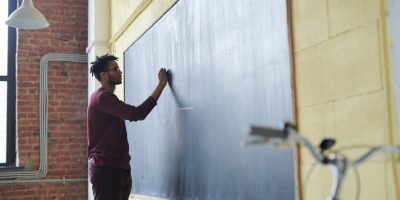 Professores devem ensinar inteligência emocional na sala de aula. Crédito: Pexels.