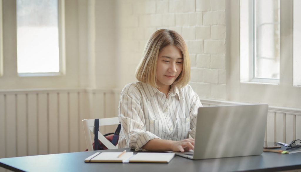 Estudante chinesa em casa; muito antes do coronavírus a China já se preparava para o ensino online. Crédito: Pexels.