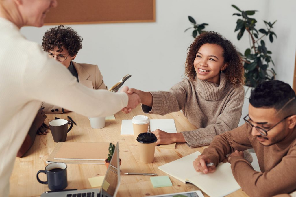 Metodologia World Café estimula o pensamento e criatividade de um jeito simples e informal. Crédito: Pexels.