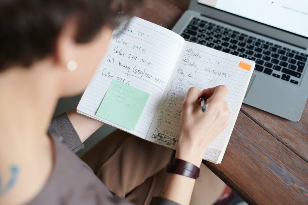 A escola está em casa; excesso de tarefas também é um problema. Crédito: Pexels.