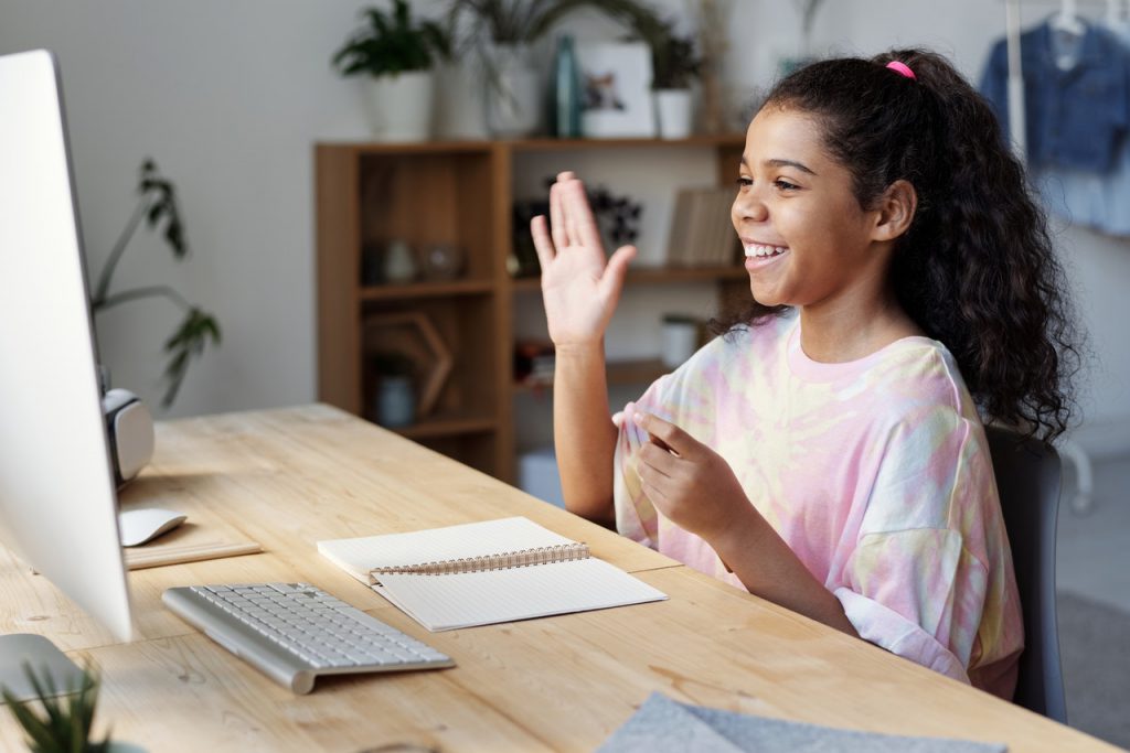 "Os pais não podem entrar durante a aula online do filho. Porque é uma aula com outra qualquer", afirma Fatima Delphino. Crédito: Pexels.