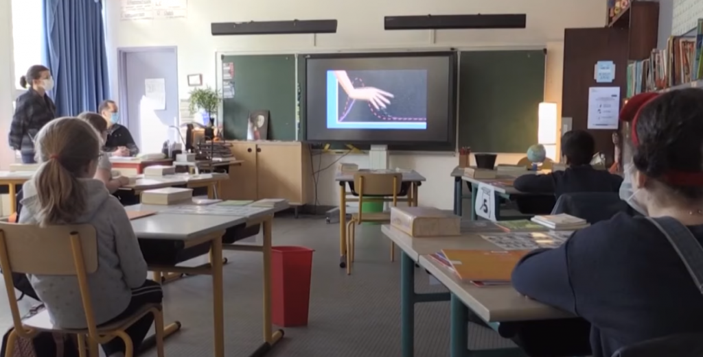 Primeiro dia de reabertura das escolas na França. Crédito: Euronews/Divulgação.