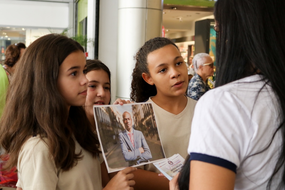 Alunos do Instituto GayLussac realizando atividade prática de conscientização racial. Crédito: Divulgação.