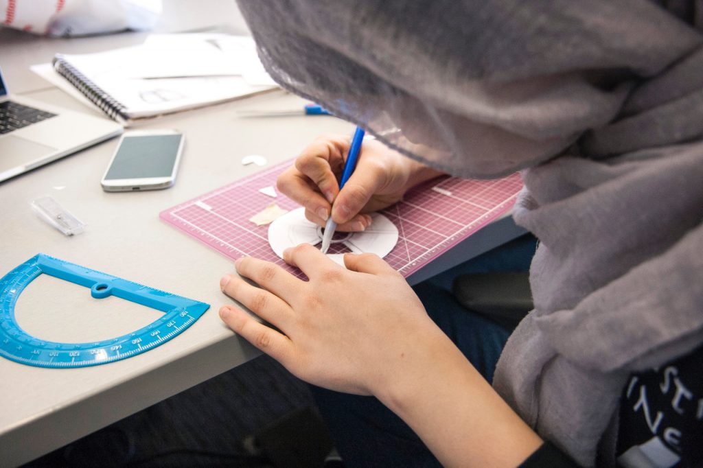 Especialistas defendem um ensino remoto mais imersivo e menos expositivo. Crédito: Pexels.