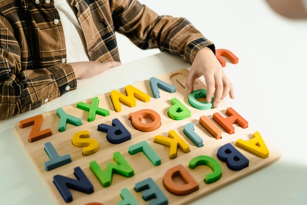 Tanto a alfabetização quanto o letramento são fundamentais para o desenvolvimento dos estudantes, pois sem o primeiro, não é possível adquirir o segundo (Foto: MART PRODUCTION/Pexels)