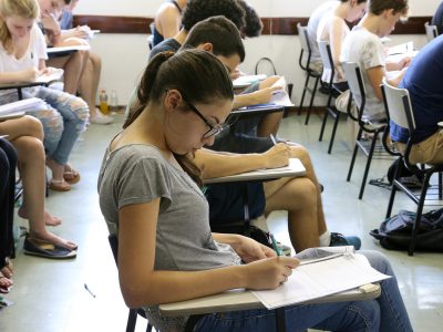 Universidades podem utilizar ferramentas tecnológicas para complementar a carga horária no retorno às aulas presencias. Crédito: Marcos Santos/USP imagens.