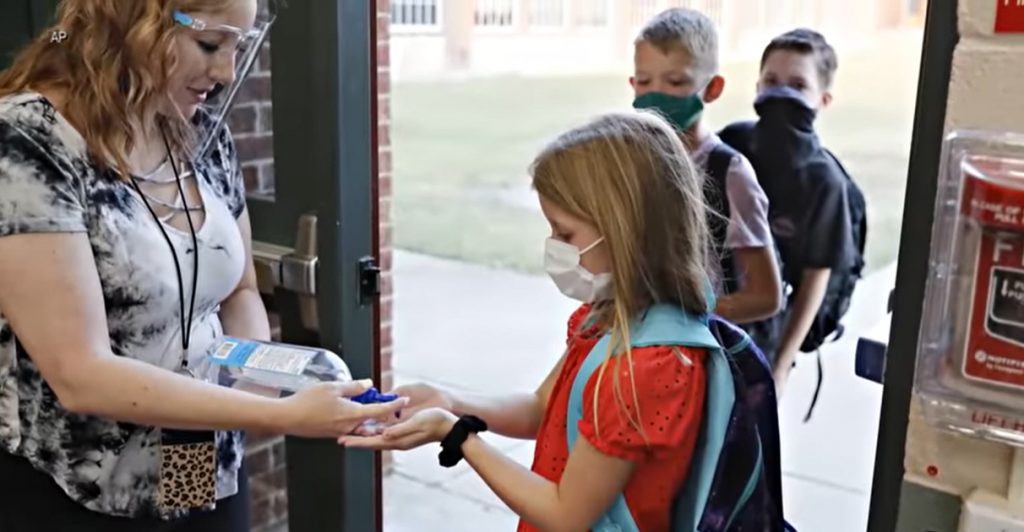 A reabertura das escolas é uma realidade em boa parte do Brasil - assim como a nova variante Delta. 