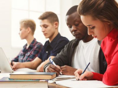 Alunos do ensino superior da região sudeste estudando.