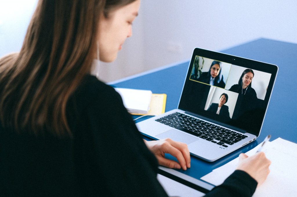 Quanto mais robusta em termos de possibilidades de uso a sala de aula virtual, melhores as condições de garantir aprendizagem online. 