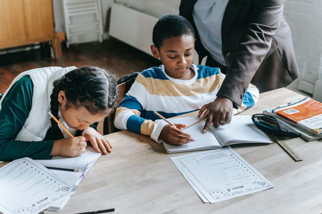 o material didático ganha maior relevância no atual cenário e se torna um elo que permeia todas as modalidades de ensino: presencial, online e híbrido.