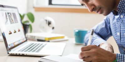 Aluno estudando em frente ao computador depois de entrar na EAD