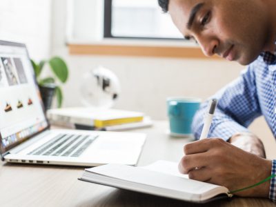 Aluno estudando em frente ao computador depois de entrar na EAD