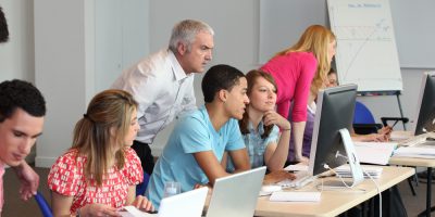 Alunos estudando em sala de aula