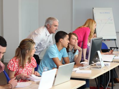 Alunos estudando em sala de aula