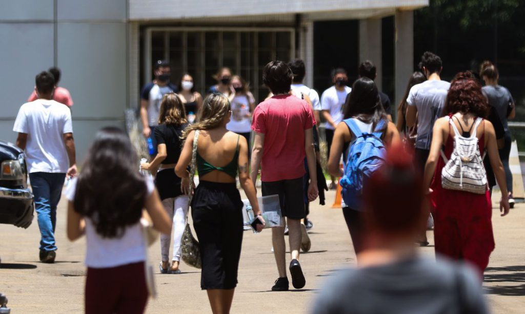 Entre outras razões, o aumento de casos decorrente da segunda onda da covid-19 adiou a entrada no ensino superior. Crédito: Marcello Casa/Agência Brasil.