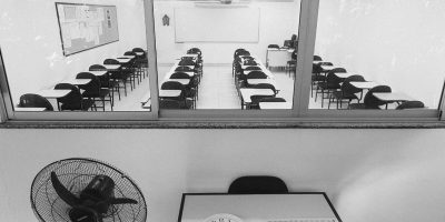 Interior de escola no Rio de Janeiro durante a pandemia. Crédito: Léo Chaves Ramos/Revista Pesquisa Fapesp.