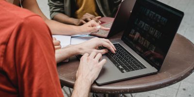 Alunos fazendo trabalho em grupo