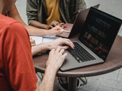 Alunos fazendo trabalho em grupo