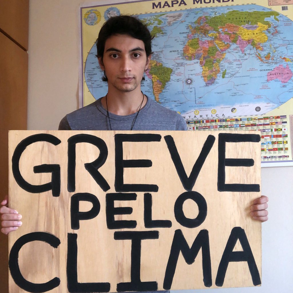 Estudante brasileiro em ato do Fridays for Future. Crédito: Fridays for Future International.