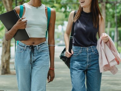 Meninas em um centro universitário