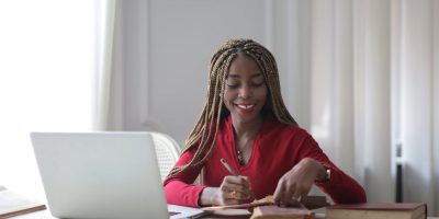 Mulher em computador fazendo seu estágios supervisionado que na pandemia foi alterado para remoto