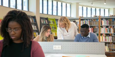 Alunos fazendo uma prova em formato presencial com questões objetivas