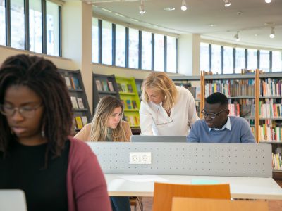 Alunos fazendo uma prova em formato presencial com questões objetivas