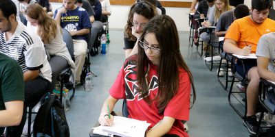 Reg. 397-18 Candidatos concentrados fazendo a prova da primeira fase do vestibular. Vestibular 2019. Aluna confere seu nome na lista. 2018/11/25 Foto: Marcos Santos/USP Imagens