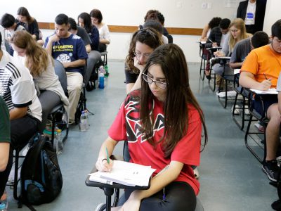 Reg. 397-18 Candidatos concentrados fazendo a prova da primeira fase do vestibular. Vestibular 2019. Aluna confere seu nome na lista. 2018/11/25 Foto: Marcos Santos/USP Imagens