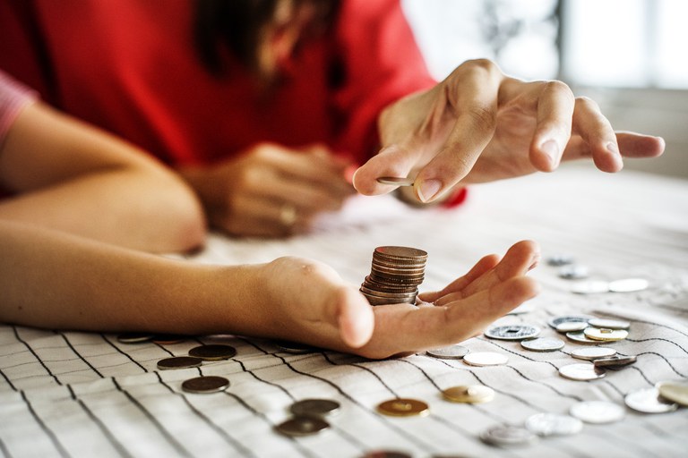 Enquanto a educação financeira não é implementada de forma concreta nas escolas, projetos ajudam a ensinar os estudantes a lidar com o dinheiro. Crédito: MEC.