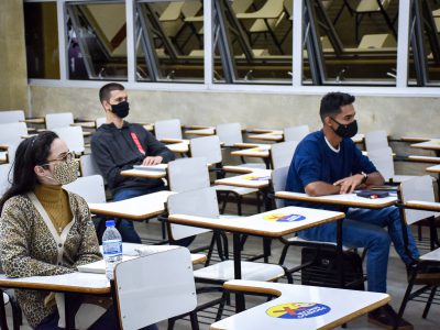 Pesquisa mostra que a maioria dos estudantes prefere o retorno parcial das aulas presencial.