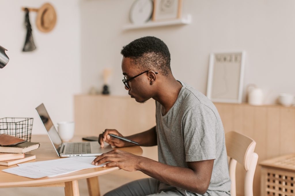 A autorregulação da aprendizagem é definida como o método pelo qual o estudante estrutura, monitora e avalia o seu próprio aprendizado.