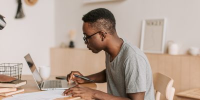 A autorregulação da aprendizagem é definida como o método pelo qual o estudante estrutura, monitora e avalia o seu próprio aprendizado.