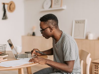 A autorregulação da aprendizagem é definida como o método pelo qual o estudante estrutura, monitora e avalia o seu próprio aprendizado.