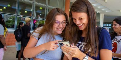 A aprendizagem com base na economia da atenção é uma forma criada para gerenciar informações e o foco dos alunos na sala de aula