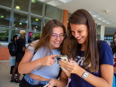 A aprendizagem com base na economia da atenção é uma forma criada para gerenciar informações e o foco dos alunos na sala de aula