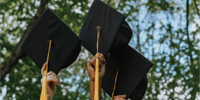 Alunos segurando o capelo na formatura, algo que só é possível com a permanência no Ensino Superior