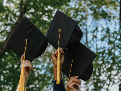 Alunos segurando o capelo na formatura, algo que só é possível com a permanência no Ensino Superior