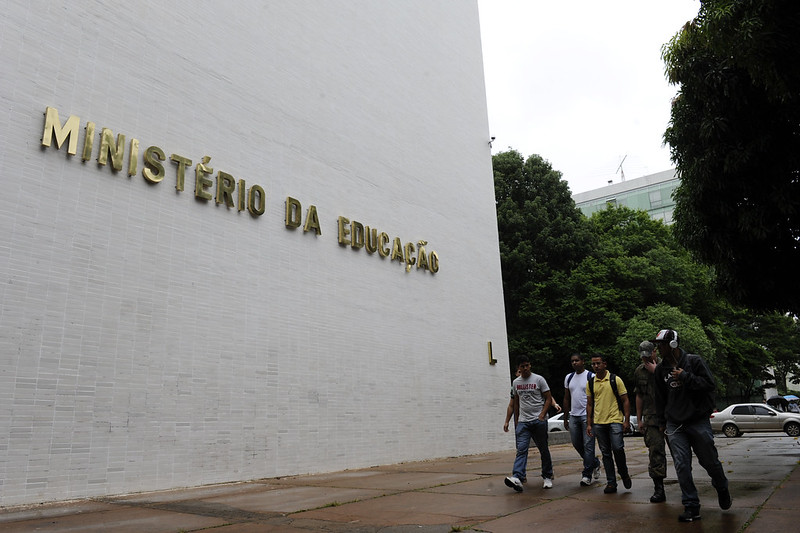 Além da suspensão da criação de novos cursos de graduação a distância, o Ministério da Educação (MEC) barrou a abertura de novas vagas e polos EaD (Foto: Agência Senado)